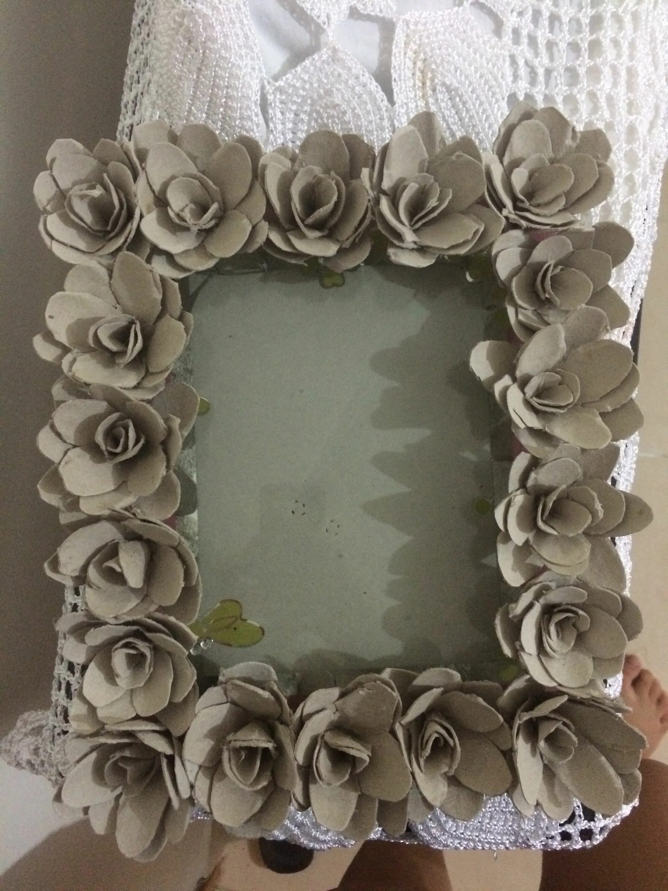 Сделать из яичных ячеек. Поделки изьяичных лотков. Цветы из пластиковых яичных лотков. Поделки из яичных лотков. Сделать из яичных ячеек.