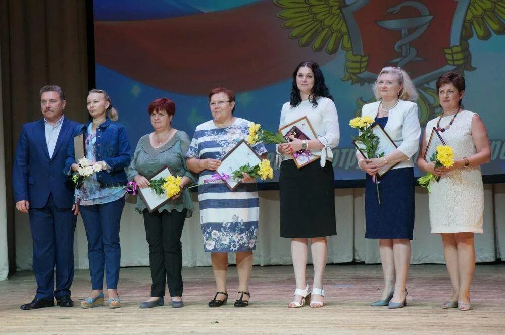 Новости Бердска. Новости бердской администрации. Бердск сегодня. Фото награждения в Омутнинске медиков в ДК.