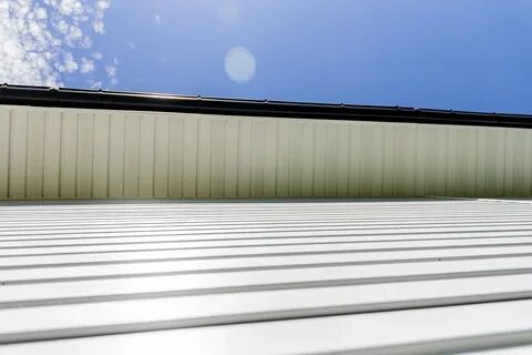 СОФИТ БЕЛЫЙ С ПЕРФОРАЦИЕЙ ПО ЦЕНТРУ для сайдинга, длина 3м купить в Москве