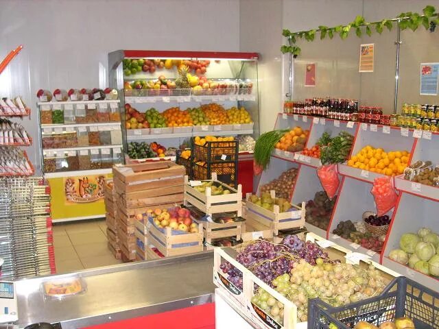 Магазин 15 квадратных метров. Витрина продуктового магазина. Магазин овощи фрукты. Овощной отдел в магазине. Небольшой продуктовый магазин.