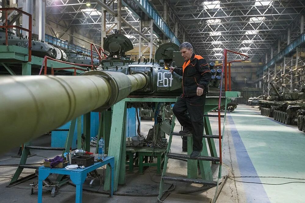 Цех 765 увз. Оборонная промышленность. Картинка работник опк. День работника оборонно промышленного комплекса. Сотрудниках оборонно промышленного комплекса.