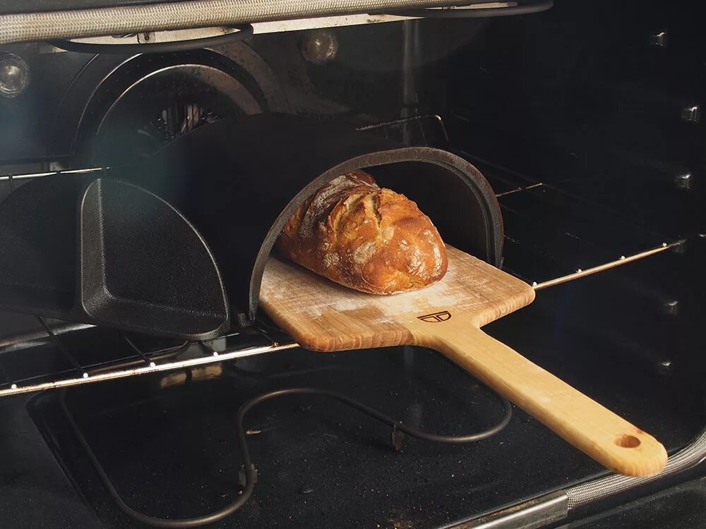 Печь хлеб в форме. Чугунная печь fourneau Bread Oven. Хлеб в печи. Выпекание хлеба в духовке. Печь для хлебобулочных изделий.