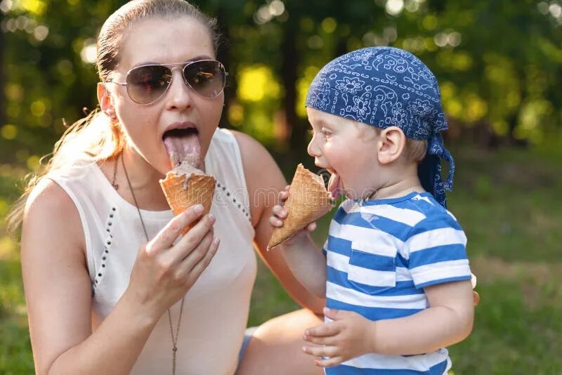Ребенок с мороженым. Дети едят мороженое. Мама с мороженым. Есть мороженое в парке.