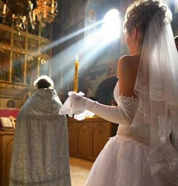 Венчание в церкви. Церковь невеста. Свадьба в церкви. Красивое венчание. Можно ли в церковь в шапке женщине