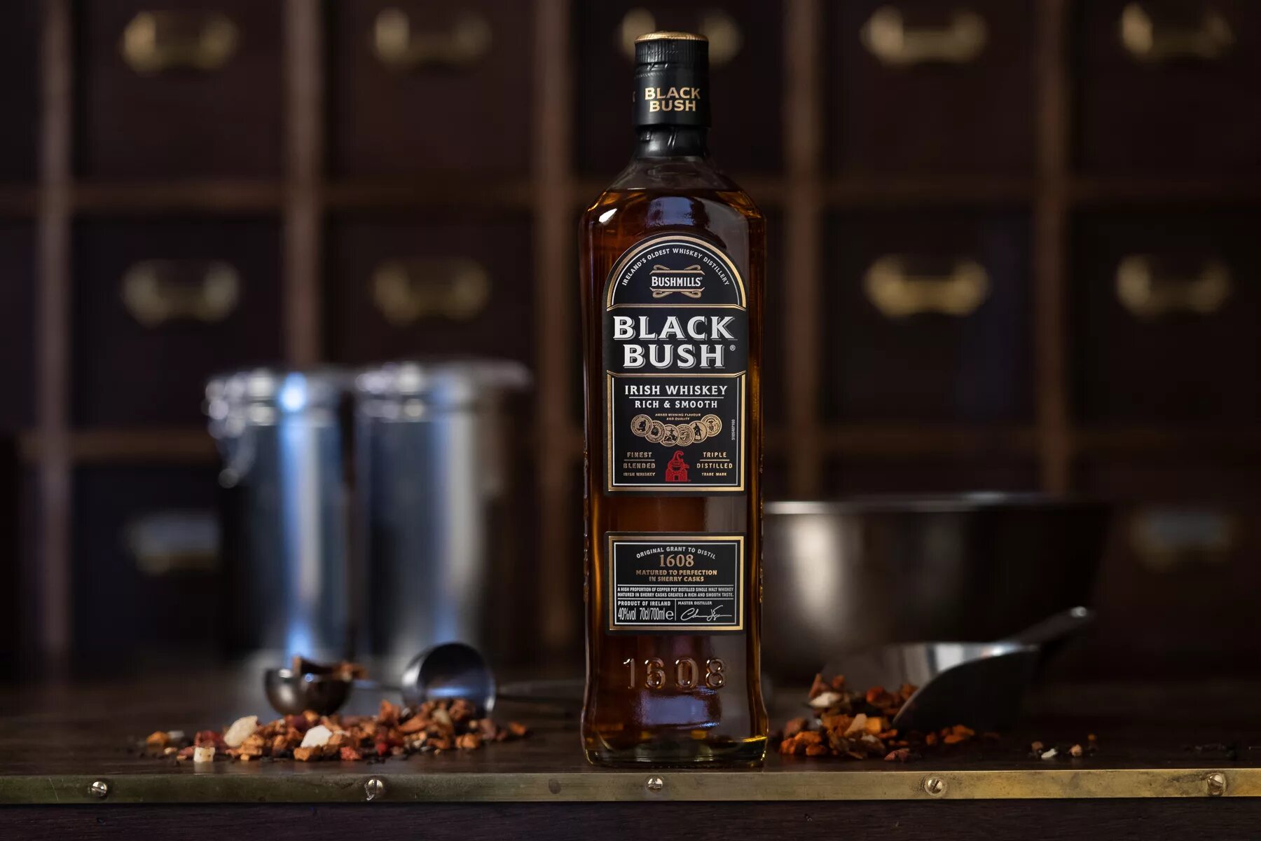 Black irish whiskey. Бушмилс Блэк Буш. Бушмилс Блэк Буш 0.7. Виски Бушмилз Блэк Буш. Black Bush виски.