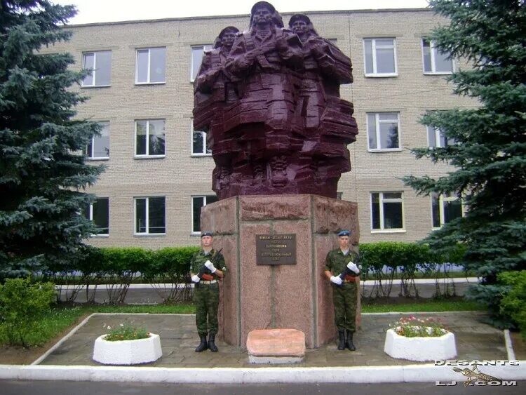 Озерный памятник. Памятник военный никто кроме нас. Батя ВДВ памятник. Медвежьи озёра памятник Мишин. Медвежьи озера памятник