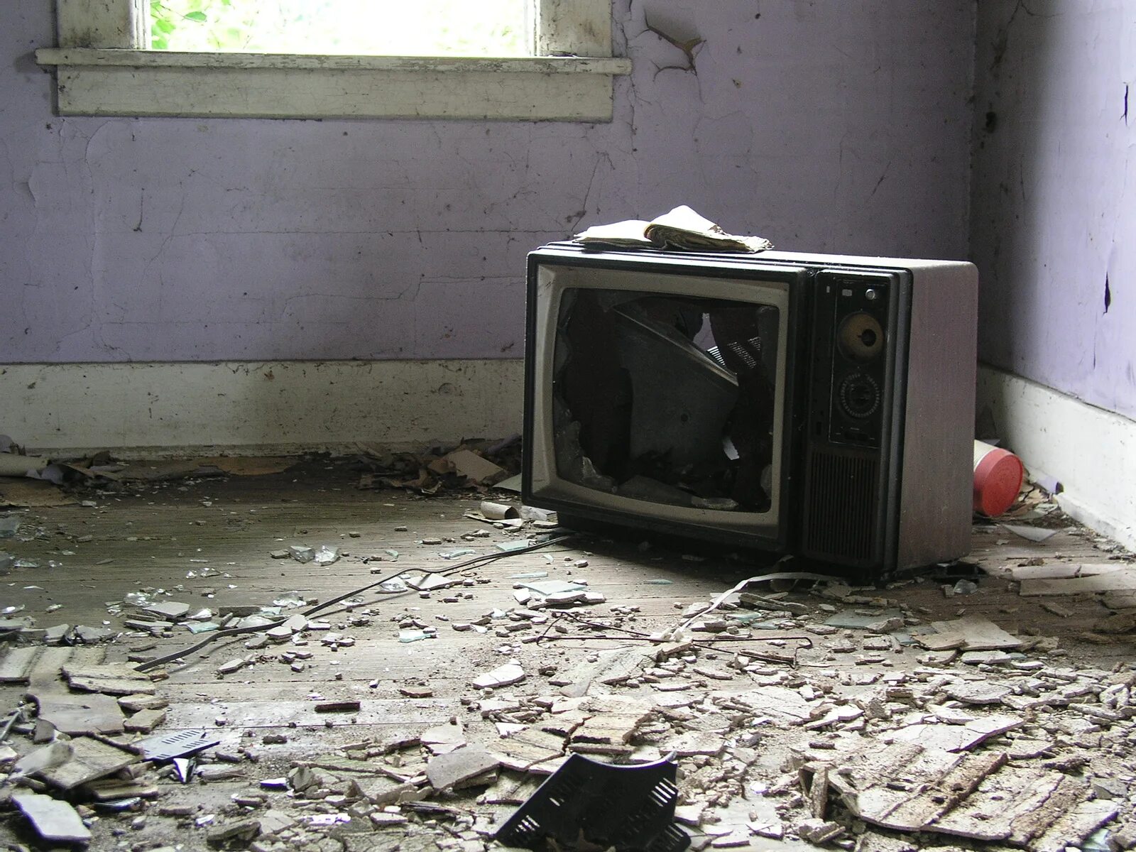 Старый телевизор. Старый поломанный телевизор. Сломанный телик. Разбитые телевизоры.
