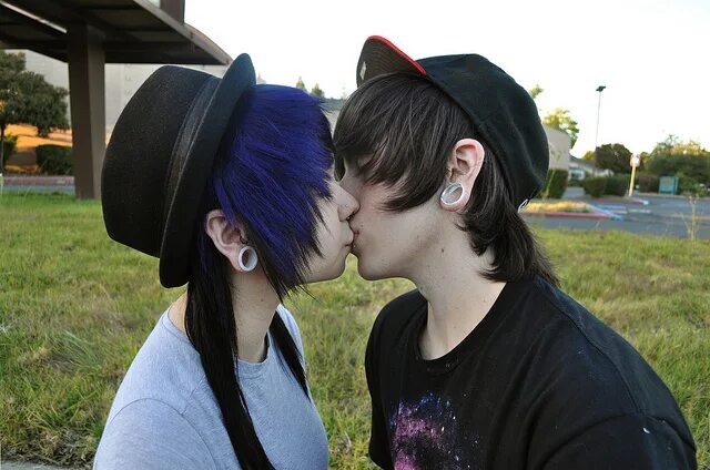 Целующиеся эмо. Челкари субкультура. Эмо поцелуй. Johnnie guilbert и alex dorame. Целующиеся эмо.