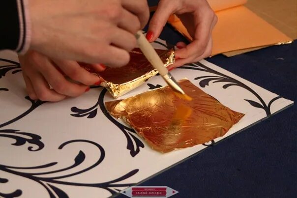 Декоративное панно с поталью. Сусальное золото. Поталь видео. Мастер класс поталь. Декорирование деревянных поверхностей.