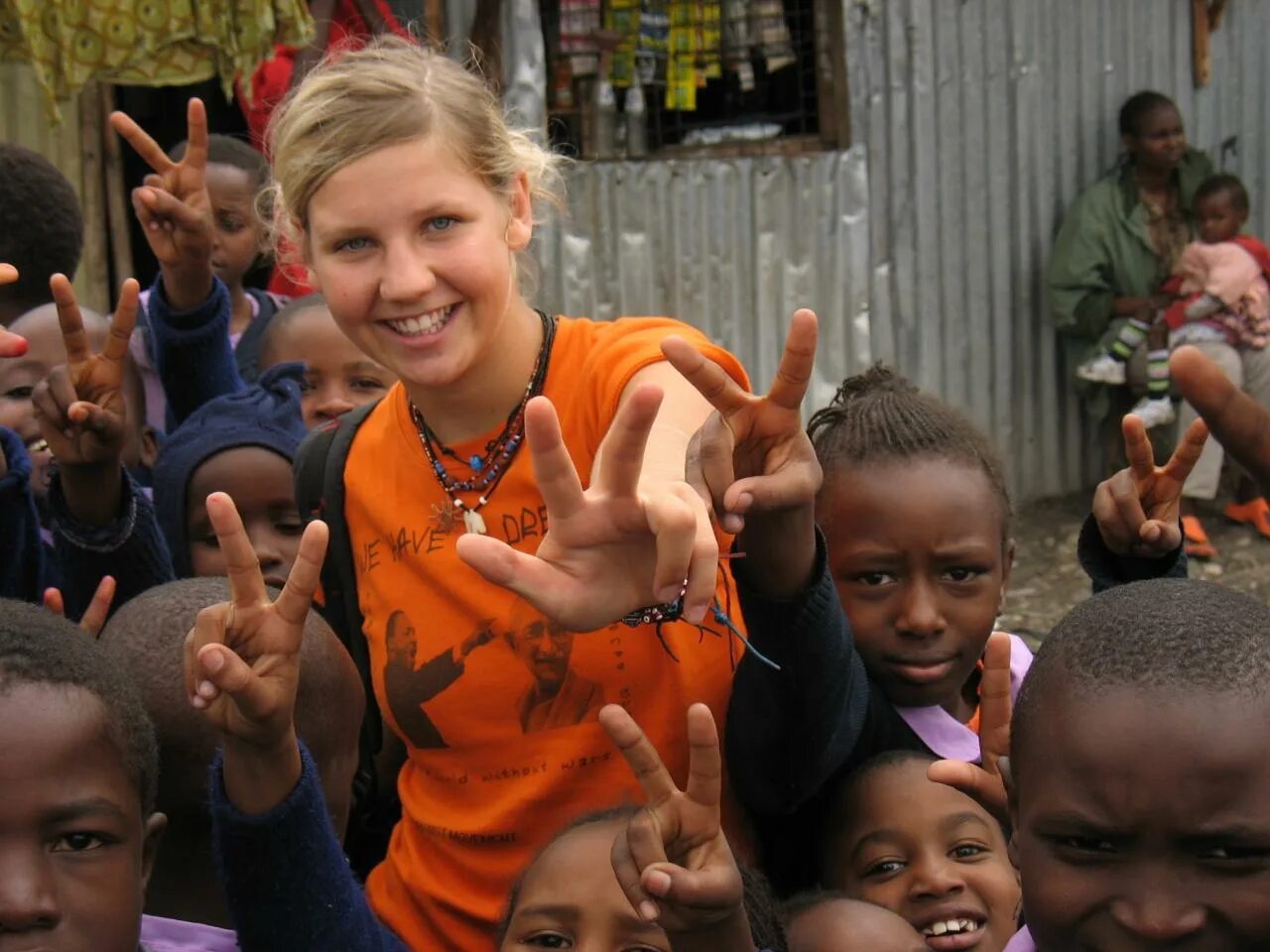 Волонтеры в африку. Волонтеры в Африке. Волонтерство в Африке. Волонтерство в Африке с детьми. Добровольцы в Африку.