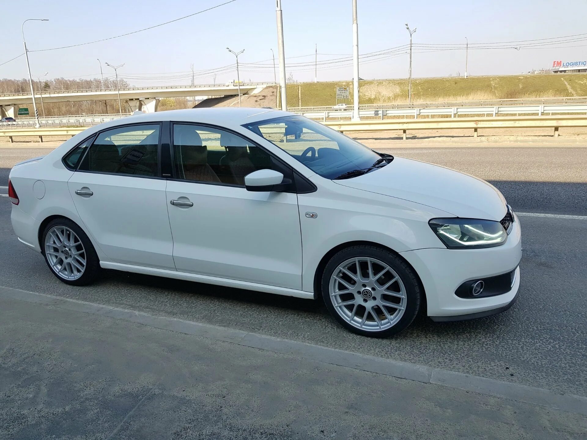 Фольксваген поло r17. VW Polo sedan r17. Hre r17 Polo. Белый Фольксваген поло диски r17. Поло р17