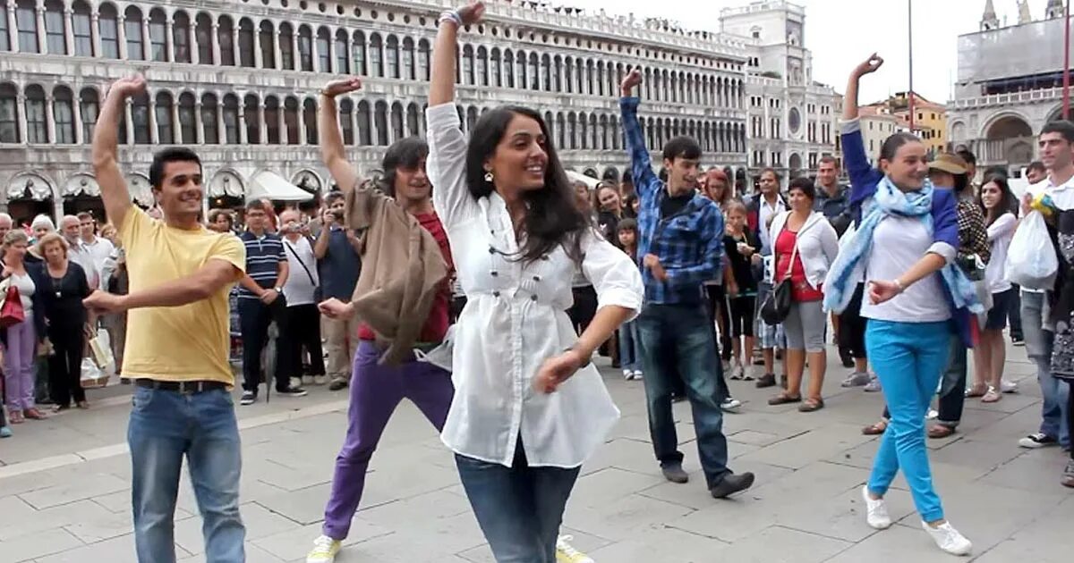 Танцы в Италии на улице. Италия люди. Грузин танцует на площади. Грузинские танцы а улице. Мы танцуем словно иностранцы