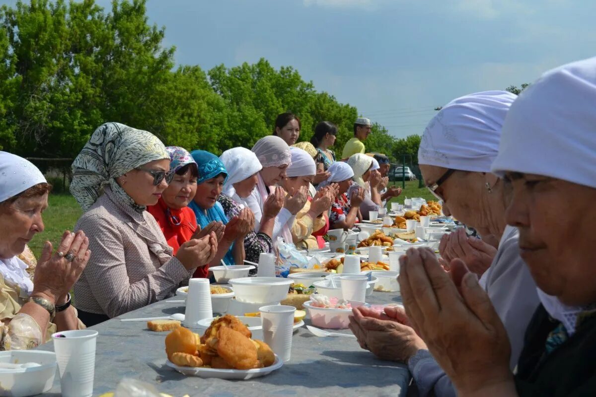 Мусульманский выходной. С праздником Курбан байрам. Ярмарка для детей в мечети Курбан байрам. Курбан ЦДУМ 2023.