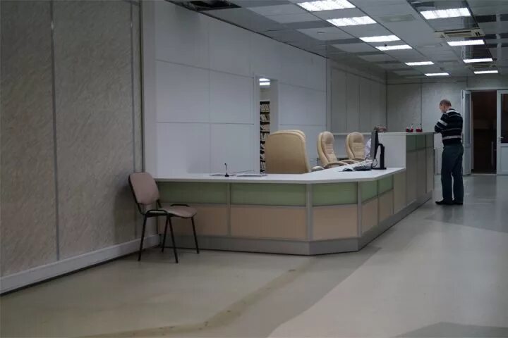 Поликлиники принимают. Стойка регистратуры детской поликлиники. подвесная регистратура подставка. стойка информации в поликлинике. стойка регистратуры в поликлинике.