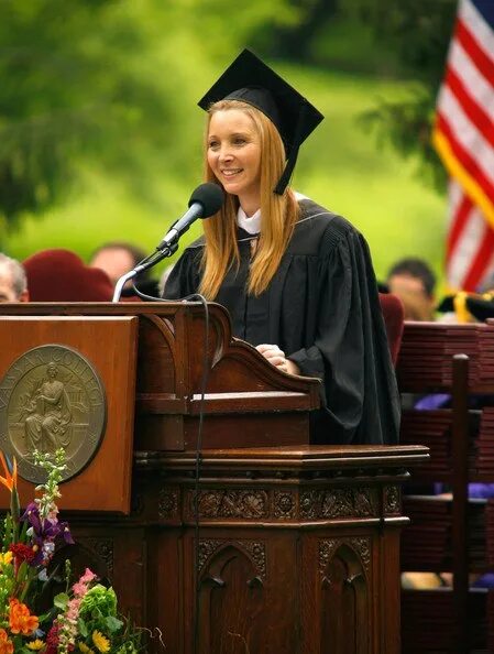 Student speech. Женщина за трибуной. Американский выпускной речь. Студенты Америки. Выпускная речь Гарвард.