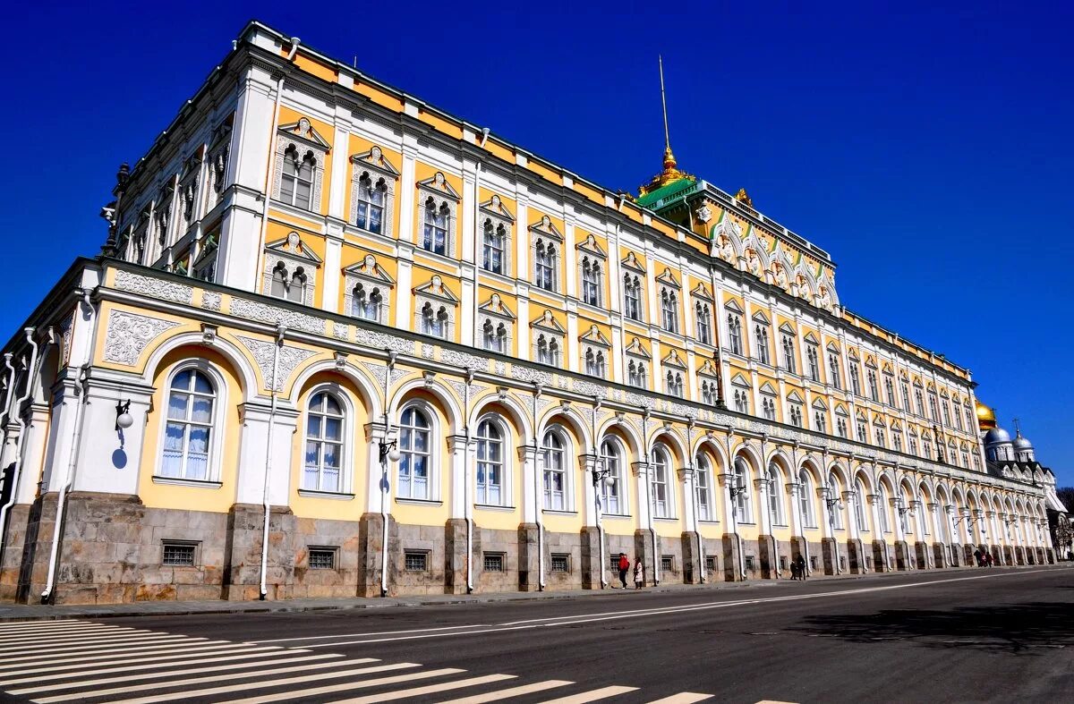 Кремлевская контакты. Большой Кремлёвский дворец в Москве. Москва Кремль большой Кремлевский дворец. Резиденция президента России и большой Кремлёвский дворец. Фасадах большого кремлевского дворца в Москве (Архитектор к. тон).