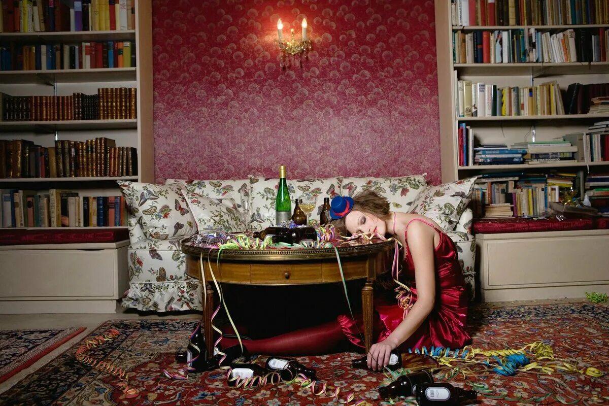Усталость от праздников. Фотосессия после праздника. Девушка после праздников. Устали от праздников