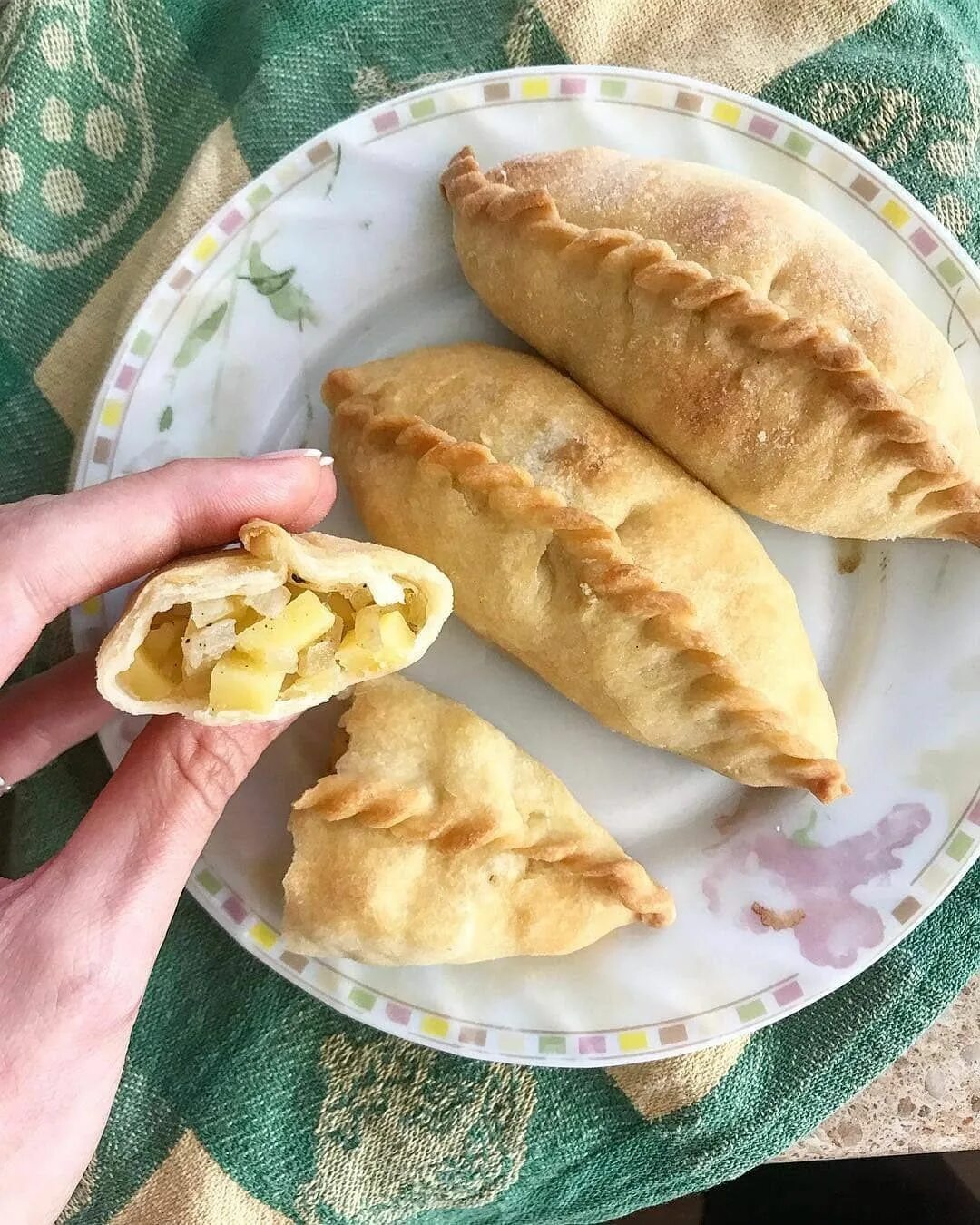 Пироги с картошкой пресное тесто. Пресные пирожки. пироги с картошкой. пирожки с картофелем. татарская выпечка.