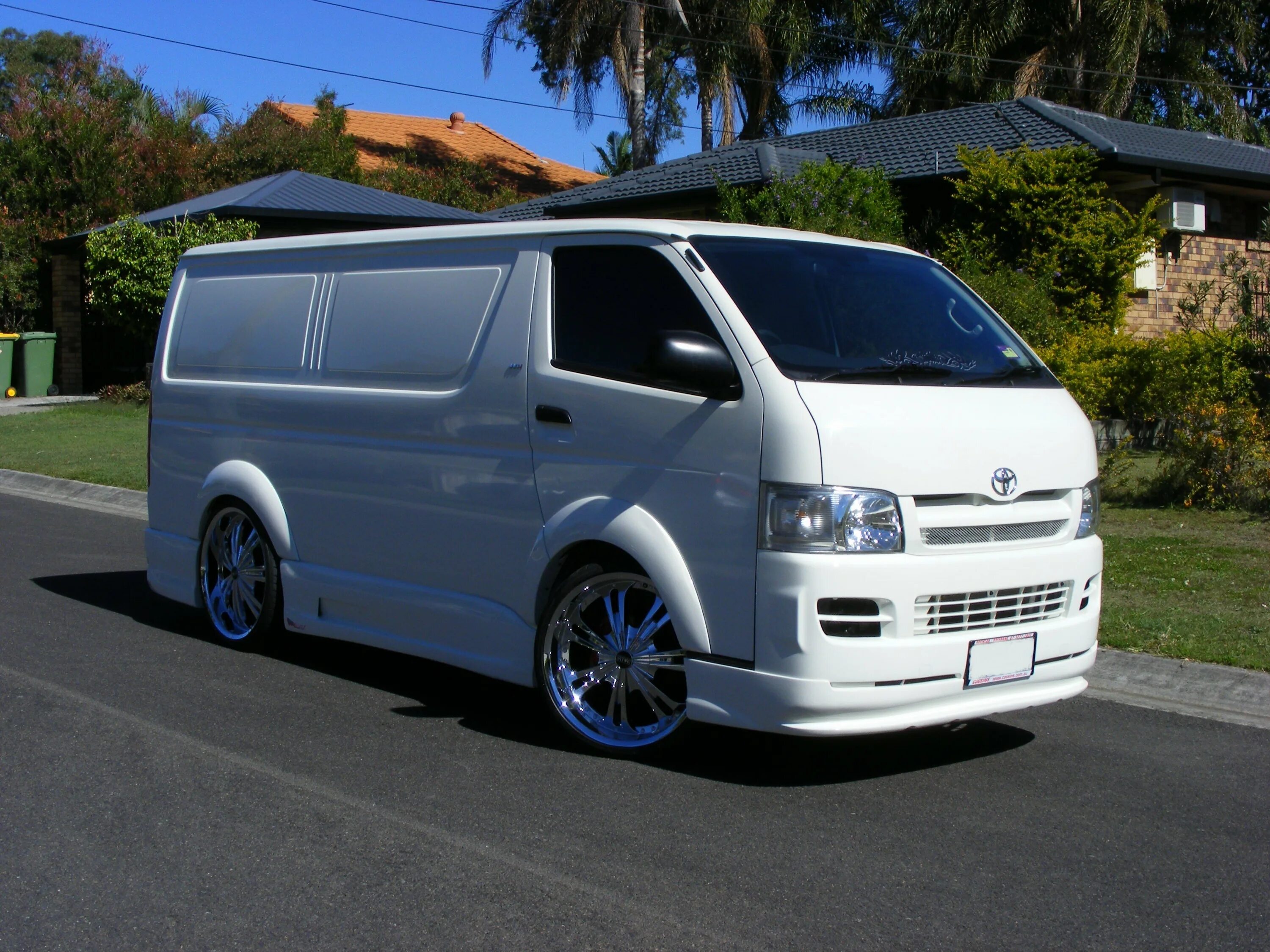 Toyota hiace h200 тюнинг. Тойота хайс 200. Обвес тойота хайс. Toyota hiace 2007 tuning. Toyota hiace tuning.