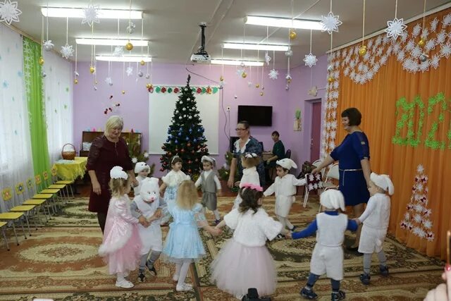 веснушка на утреннике в детском саду. кипци мкоу сош сила кипцы. дети танцуют на празднике в детском саду. новогодний утренник в детском саду. детский утренник солнышко.