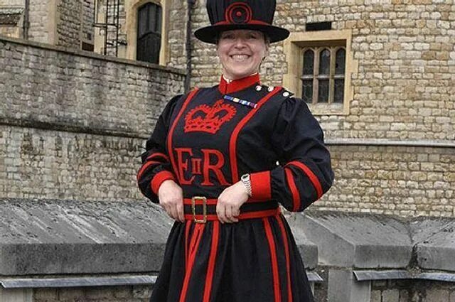 Неофициальное название стража лондонского тауэра в переводе. Бифитеры в англии. Стражи тауэр (бифитеры). Тауэр лондон бифитеры. Бифитеры охраняют лондонский тауэр.