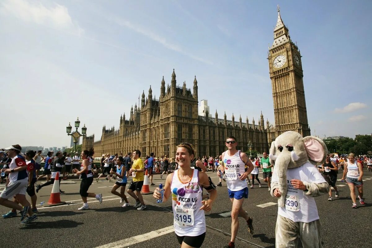 Самый популярный спорт в великобритании. Великобритания Лондонский марафон. Великобританский марафон. Ежегодный Лондонский марафон. Забег в Лондоне.