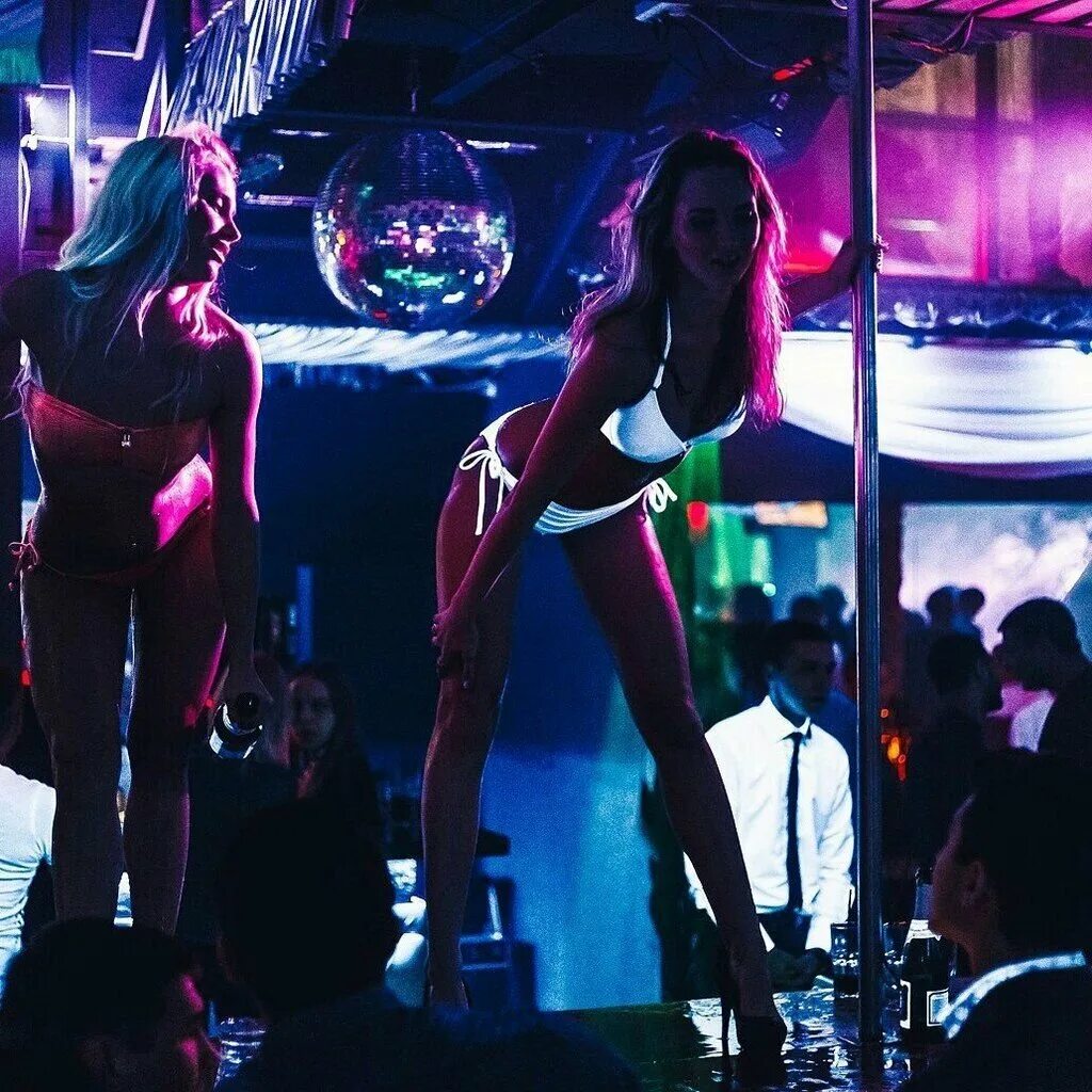 Раздевание в ночных клубах. Девушка в клубе. Девушки гоу гоу в клубе. Танцовщица в клубе. Ночной клуб девушки.