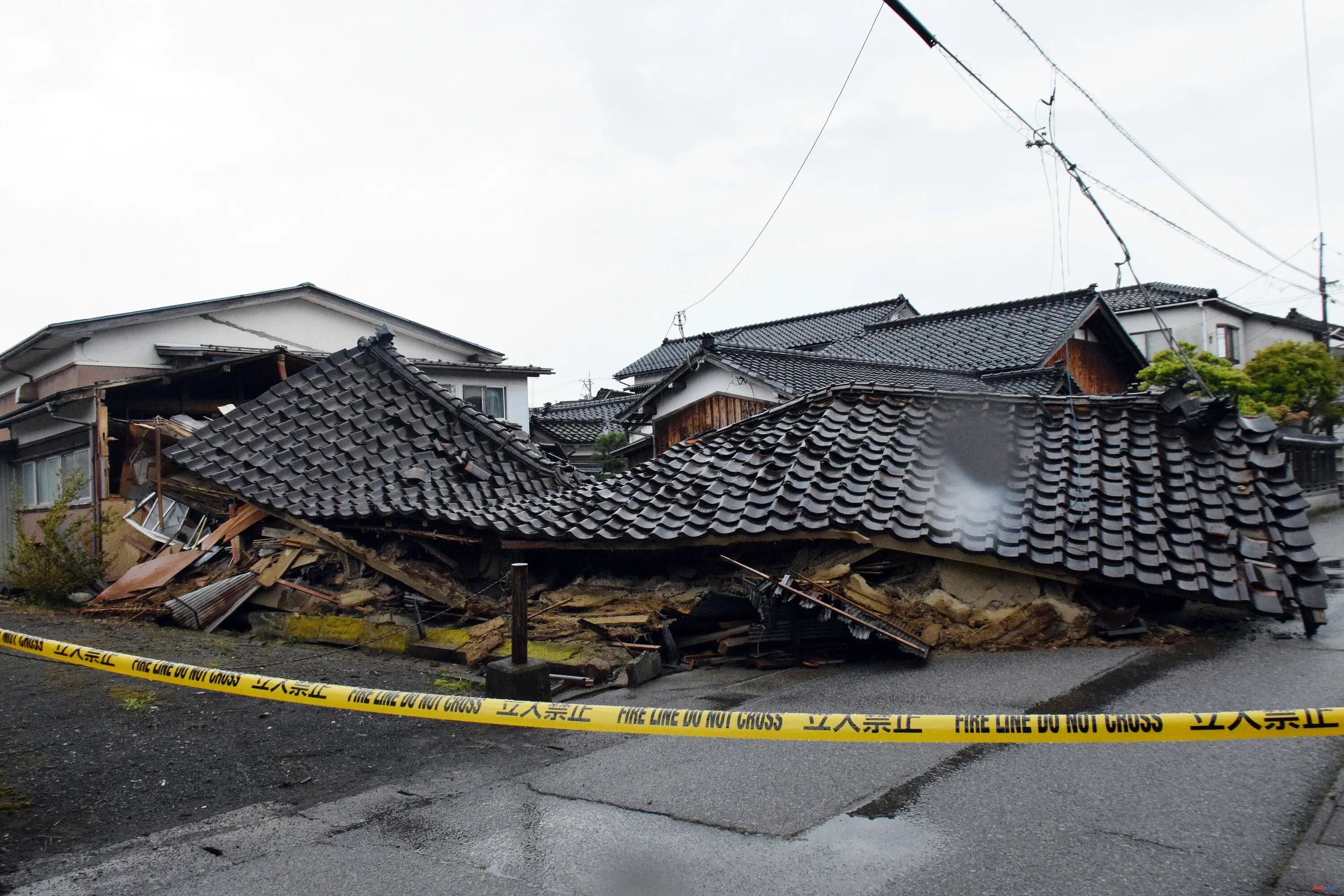 Япония землетрясение сегодня последние. Землетрясение в Японии. Землетрясение фото. Землетрясение в Японии 2023. Японские дома от землетрясения.