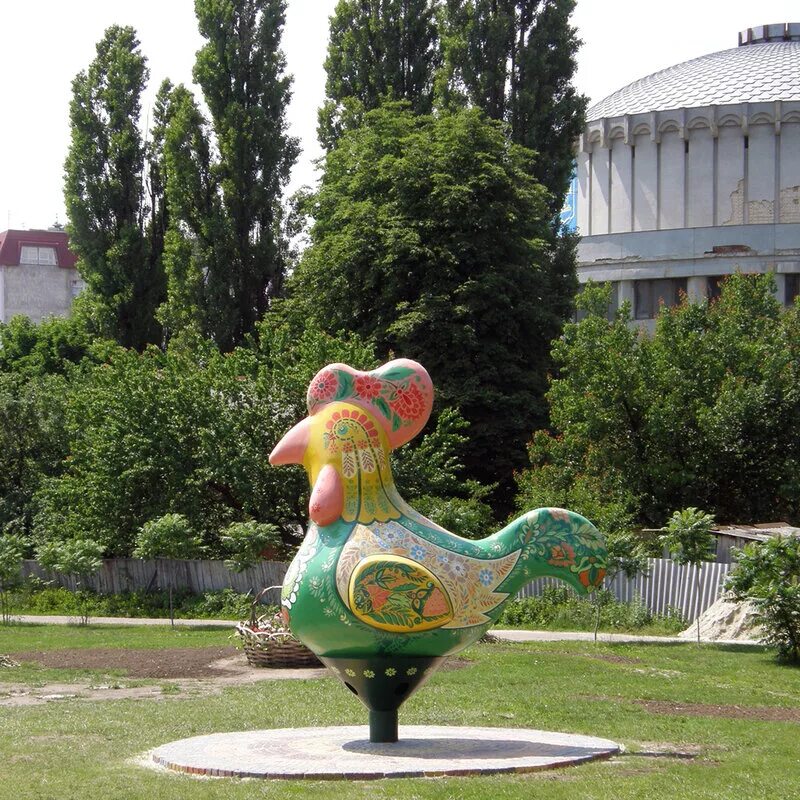 Сум ч. Курочки скульптура. Памятник курице. Курочка на памятнике. Скульптура курица в Стокгольме.