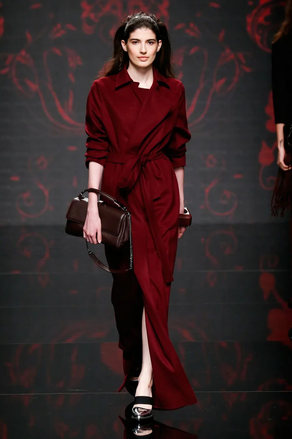 Брусничный цвет в одежде. Цвет бордо марсала бургунди. Одежда цвета бордо. Кардиган бордового цвета. Одежда цвета бордо.