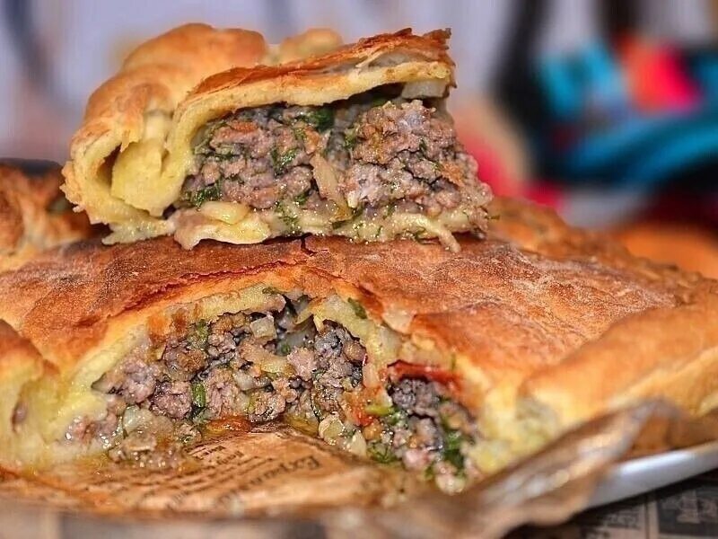 Мясной пирог в духовке из слоеного теста. Пирог мясной слоеный. пирог с мясом из слоеного теста. пирог из слоёного теста с фаршем. пирог с мясом на слоеном тесте.