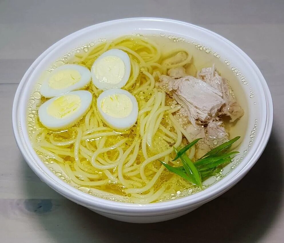 Куриный суп с лапшой. Куриный с капеллини суп. Лапша без бульона. Бульон консоме куриный. Куриный суп.