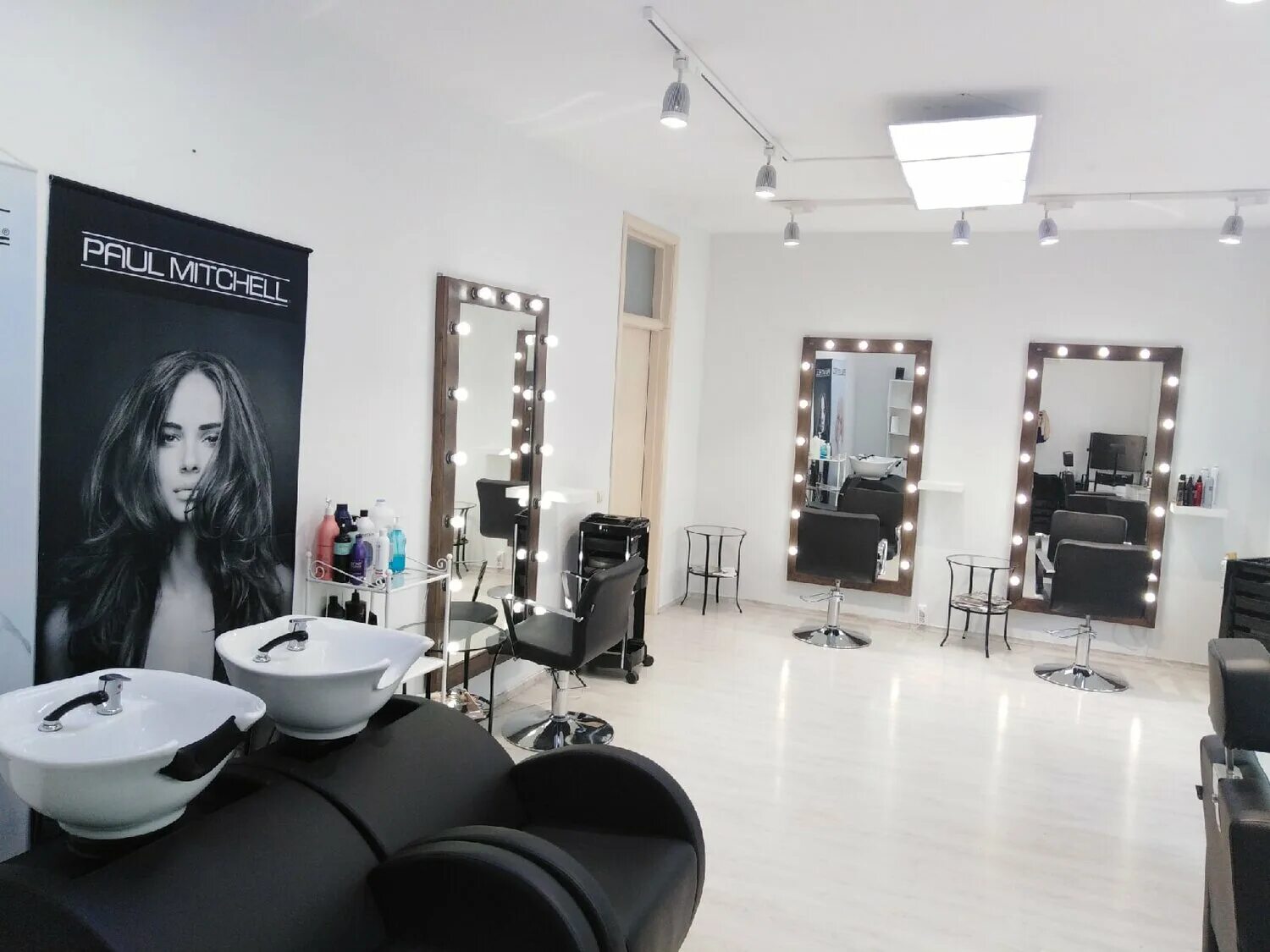 арендное место парикмахера. проф освещение для парикмахеров. салон красоты фортантэ в москве. рабочее место парикмахера в салоне. снять салон красоты в аренду в москве.