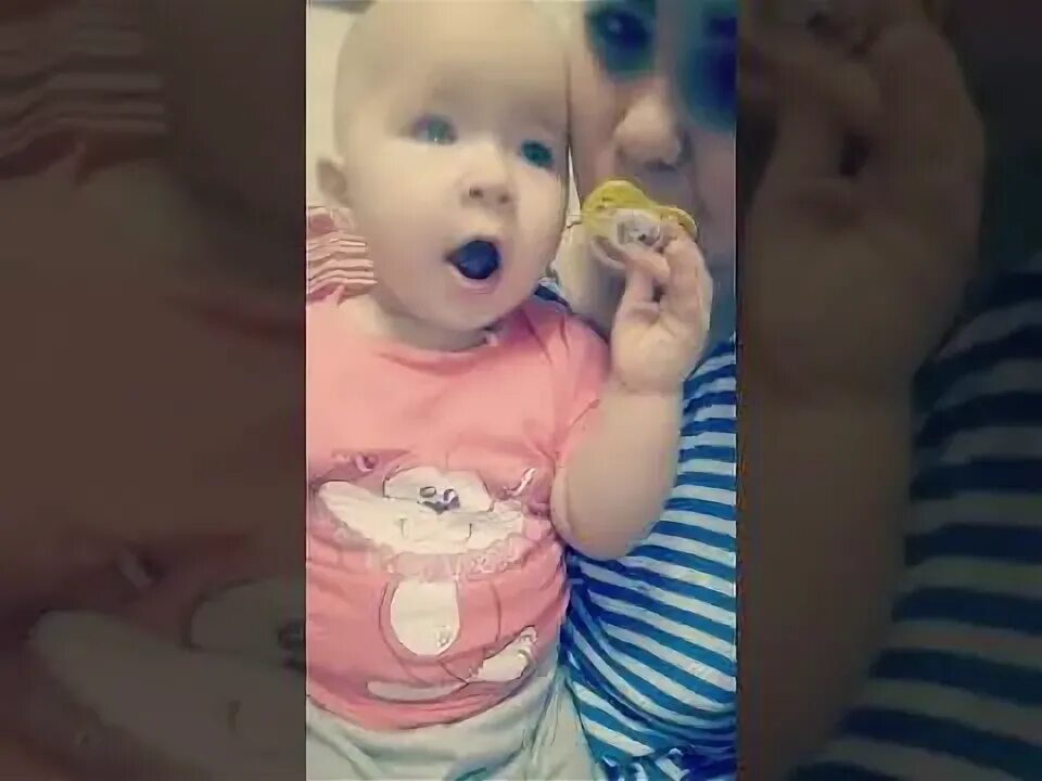 Как отобрать соску. Мама отдай соску. мама не отдает соску. родители забирают соску. отбирают соску у меня.