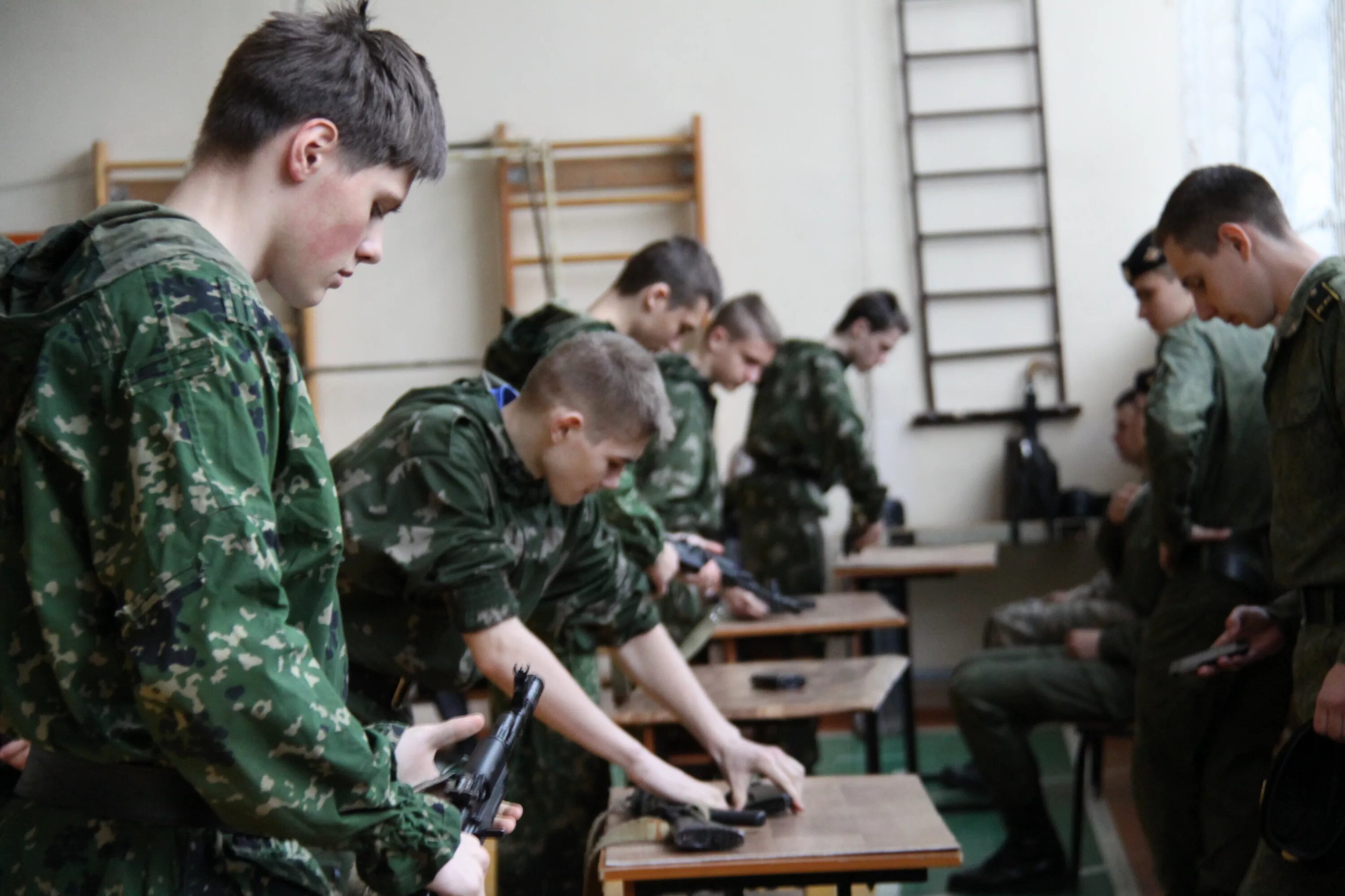 Уроки допризывной подготовки. Военная подготовка в школе. Допризывная подготовка молодежи. ДПЮ В школе. Центр допризывной подготовки.