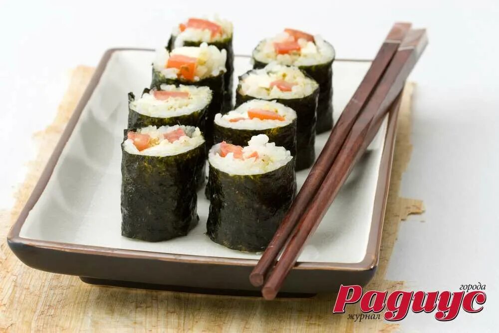 роллы с творожным сыром. сыр для суши и роллов. как приготовить роллы с сыром. маки с копченым лососем. авокадо маки ролл.