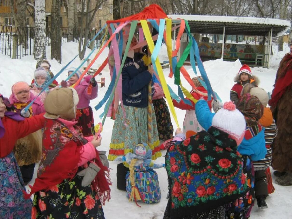 Украшения на Масленицу. Масленица в детском саду на улице. Украшение на Масленицу в детском саду. Украшения на Масленицу для улицы. Сценарий на масленицу для населения на улице