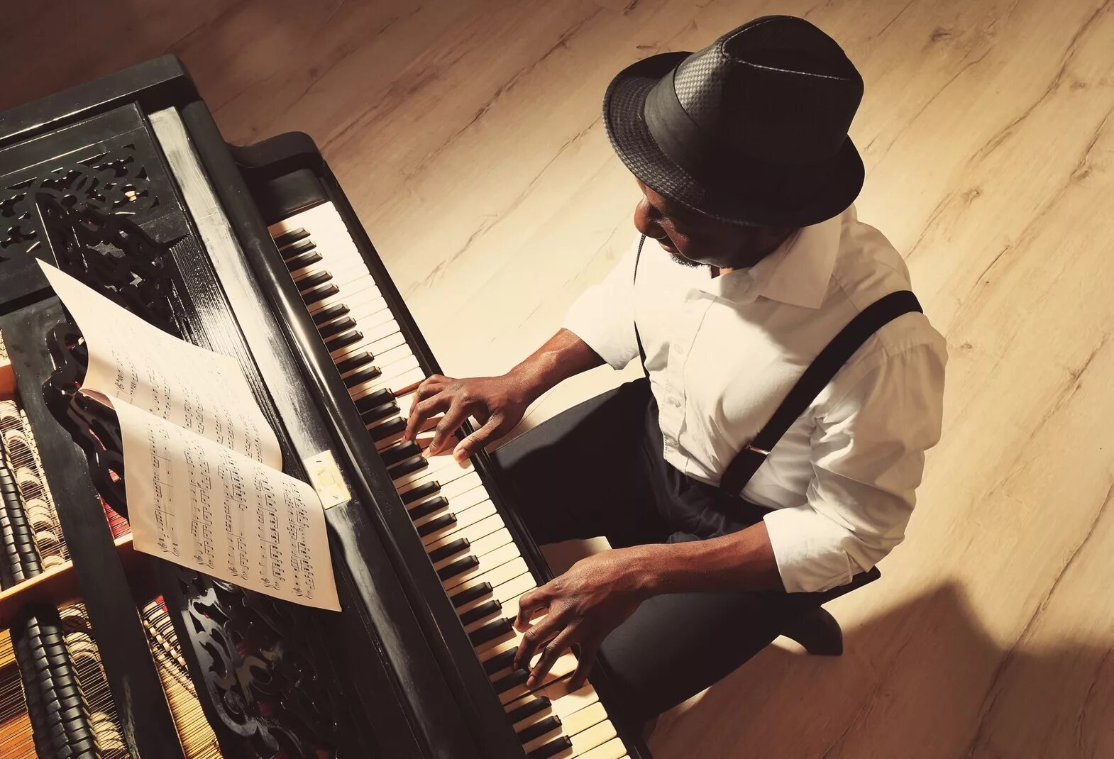 Пианист Тапер. Пианист афроамериканец. Музыкант фортепиано. Музыкант пианист. Piano play song