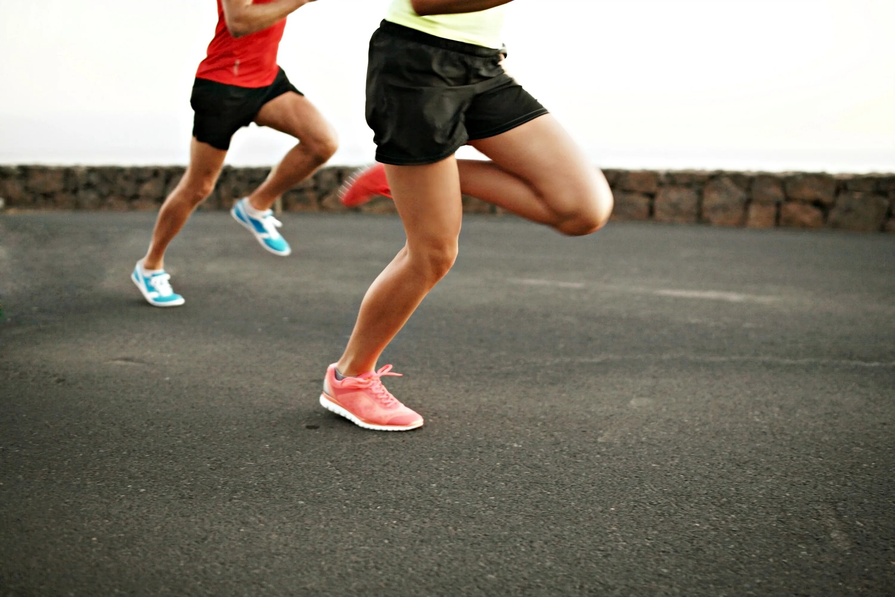 Ангелы среди нас картинки с цитатами. Бежит на нас. Девушка спорт бег. Ходьба ноги. Бег трусцой (джоггинг).