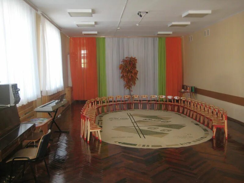 центр образования 4 тула. музыкальный зал в детском саду. стены в музыкальном зале в детском саду. шторы для музыкального зала в детском саду. шторы для актового зала в детском саду.