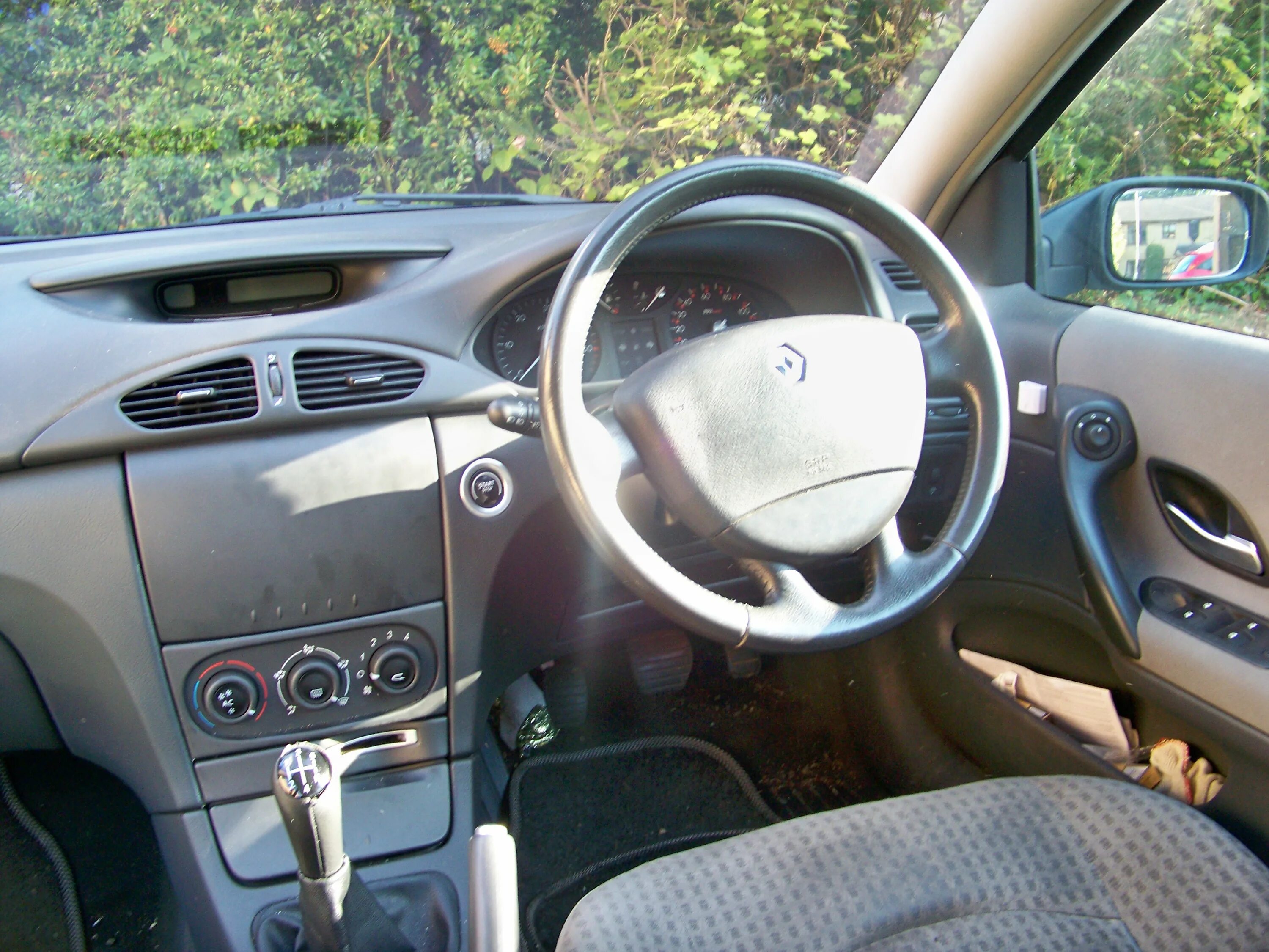 Рено лагуна 2 установка. Renault laguna 2 interior. renault laguna 1 interior. рено лагуна 2 2001 салон. renault лагуна 2 2007 интерьер.