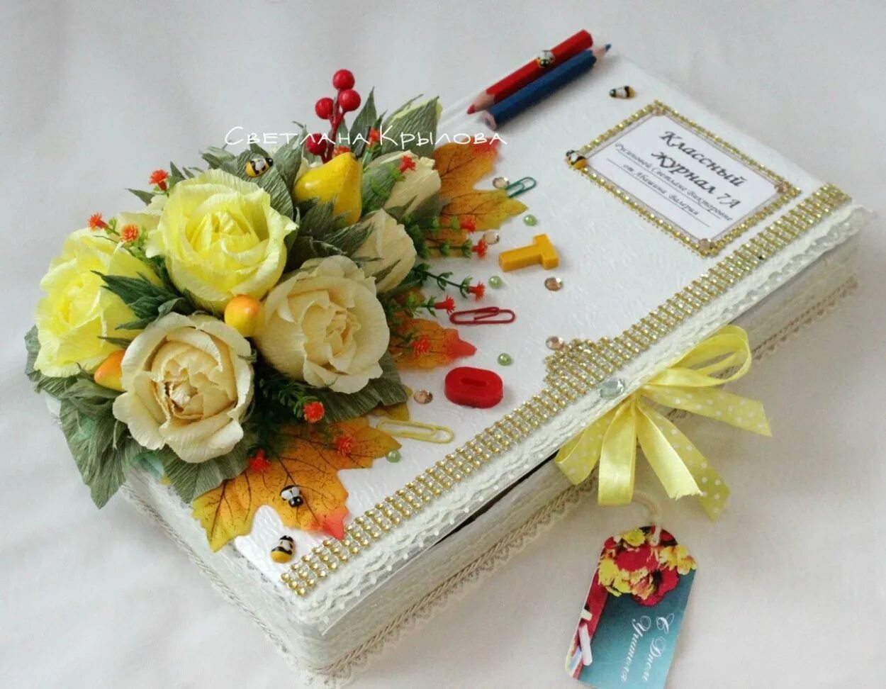 подарок на день учителя из конфет. поделка для учителя. подарок на день учителя. подарок учителю на день учителя. день подарков.