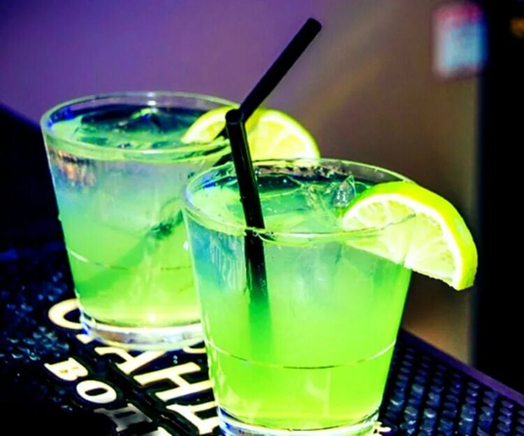 Зеленый мохито. Коктейль. Мохито зеленый. Неоновые напитки. Летние коктейли.