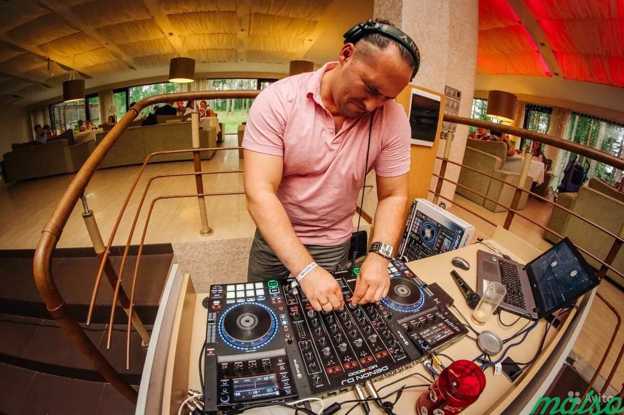 Dj на свадьбу. Диджей с аппаратурой на мероприятие. Ведущий и диджей. Диджей на праздник. Диджей на свадьбе.