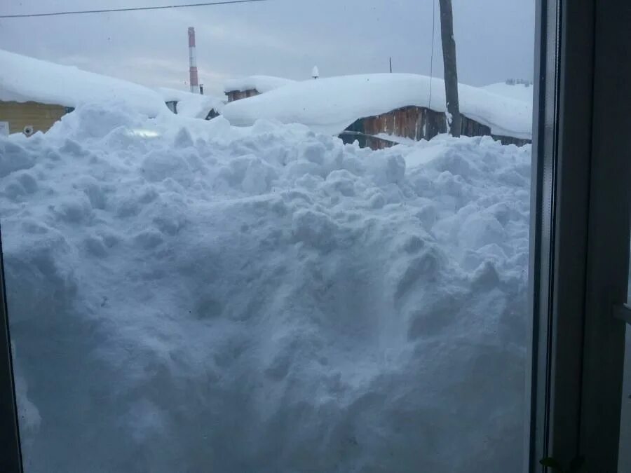 День снежного сугроба. Завалило снегом. Дом заваленный снегом. Челябинск завалило снегом. Дома заваленные снегом.