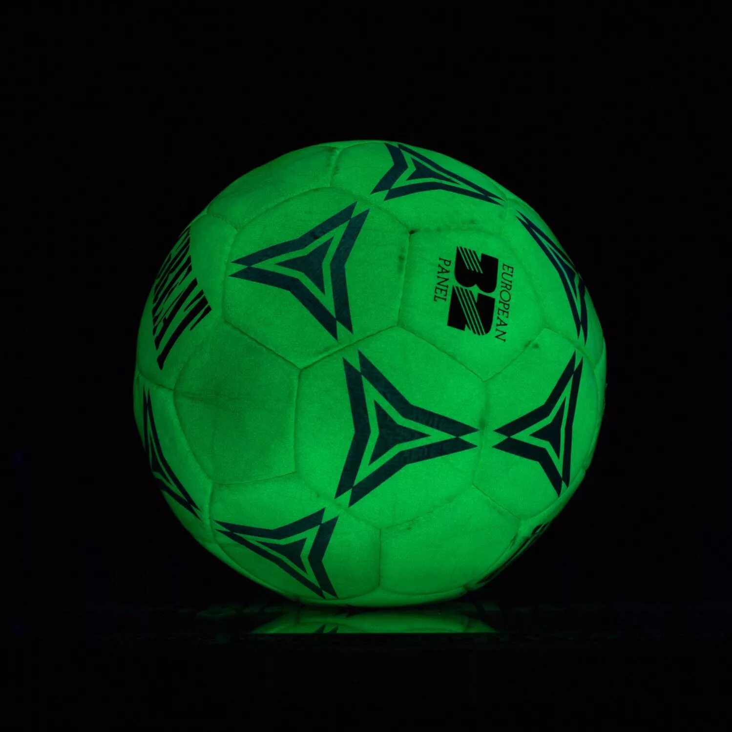 Светящиеся мячики. Светящийся футбольный мяч. Мяч светящийся в темноте. Светонакопительный мяч. Светящийся мячик футбольный.