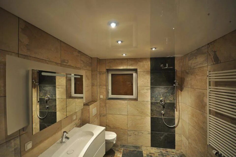 Потолок в ванной. Потолок в ванную комнату. Монтаж натяжного потолка в ванной. Натяжной потолок в ванной комнате плюсы и минусы. Ванная комната потолок.