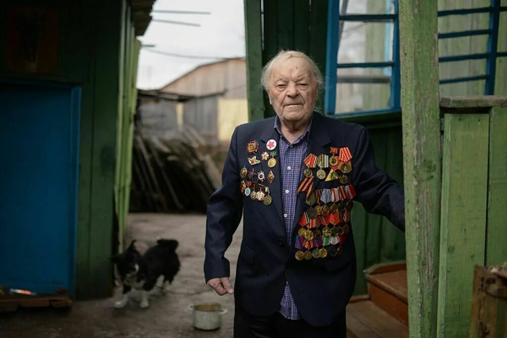 ветераны на параде. ветераны вов на параде. нищие ветераны. ветераны прожившие войну. нищие ветераны войны.