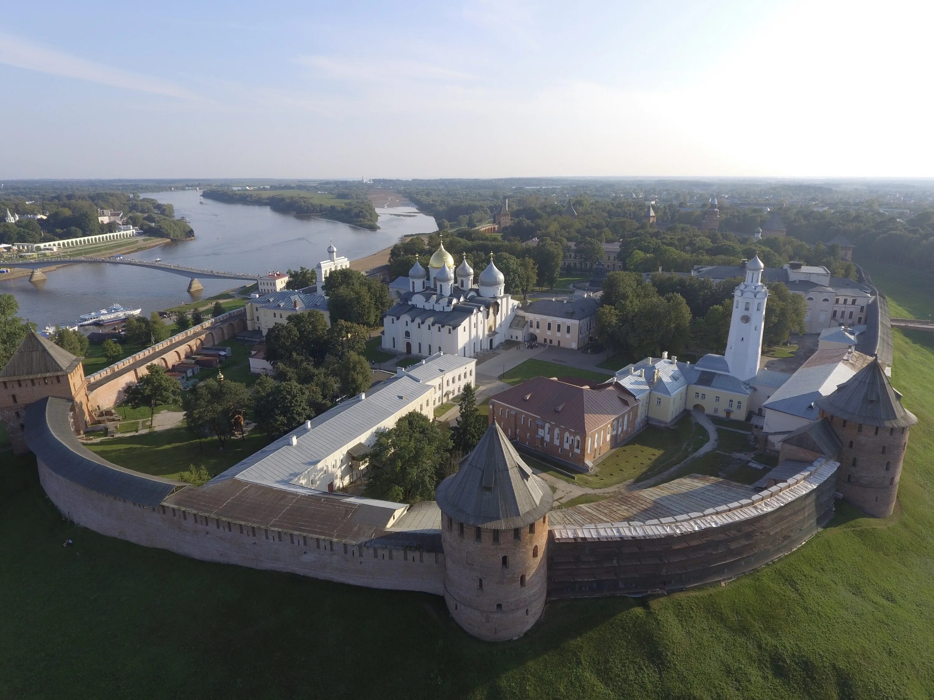 Стиком новгород. Новгородский Кремль Детинец. Великий Новгород Детинец Кремль. Новгородский Детинец достопримечательности Великого Новгорода. Великий Новгород древний Детинец.