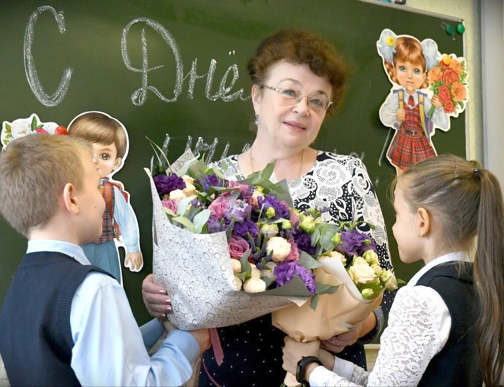 Учителю набирающему 1 класс. С днем учителя. день учителя в школе. первоклассник и учитель. празднование дня учителя.